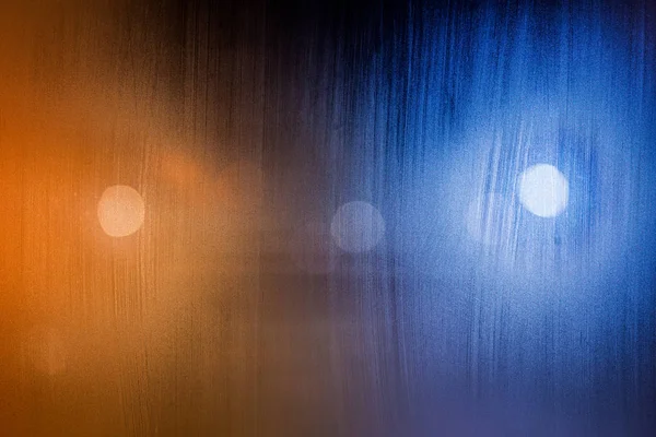 夜幕中雾蒙蒙的湿窗玻璃的抽象背景,街道灯光模糊 — 图库照片