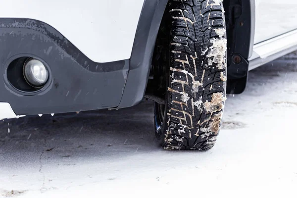 Egy díszítetlen kép téli autó kerék fém tüskék hó közeli — Stock Fotó