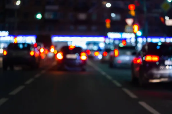 Oskärpa bild av natt gatan biltrafik - vy från vägen. Färgglada nattliv bakgrund. — Stockfoto
