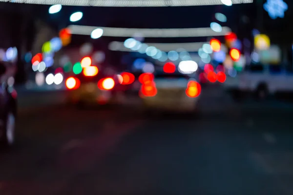 Defocked beeld van de nacht straat autoverkeer - uitzicht vanaf de weg. Kleurrijke nacht leven achtergrond. — Stockfoto