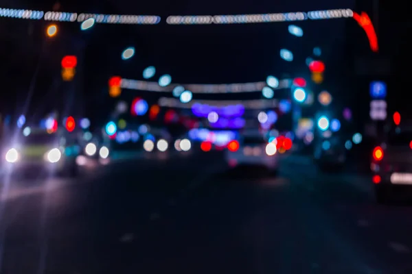Defocked beeld van de nacht straat autoverkeer - uitzicht vanaf de weg. Kleurrijke nacht leven achtergrond. — Stockfoto