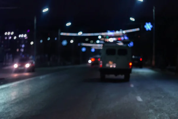 Gece sokak araba trafiğinin odağından çıkarılmış fotoğrafı. Renkli gece hayatı geçmişi. — Stok fotoğraf