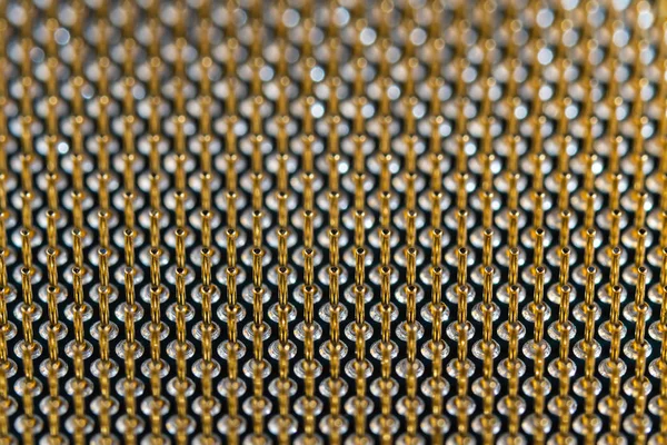 Close-up vista quadro completo de banhado a ouro matriz de pinos microprocessador. Cenário técnico eletrônico abstrato com foco seletivo — Fotografia de Stock