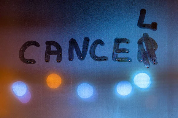 A rák szó megváltozott, hogy törölje írt éjszakai izzadt ablaküveg homályos kék fény a háttérben — Stock Fotó
