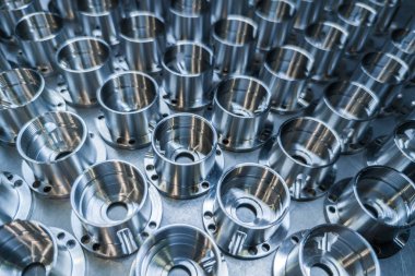 Bir grup parlak metal cnc havacılık parçaları üretimi - endüstriyel arka plan için seçici odaklı yakın çekim