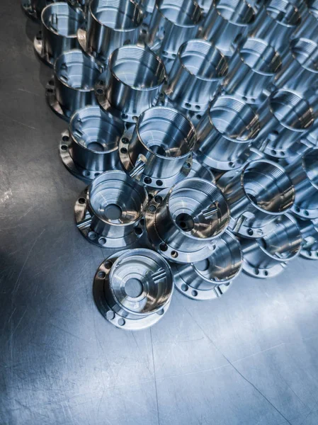 Um lote de metal brilhante cnc fez a produção de peças aeroespaciais - close-up com foco seletivo para fundo industrial — Fotografia de Stock