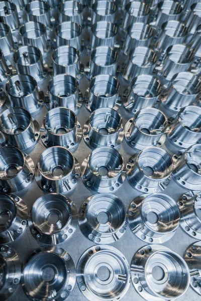 Um lote de metal brilhante cnc produção de peças aeroespaciais - close-up em foco seletivo para fundo de quadro completo industrial — Fotografia de Stock