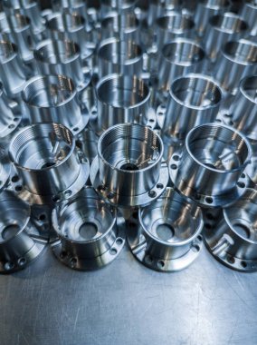 Büyük miktarda parlak metal cnc uzay parçacıkları - endüstriyel üretim için seçici odaklı yakın çekim