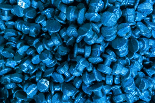 Ένα αφηρημένο βιομηχανικό πλήρες πλαίσιο με σφυρήλατα και λειασμένα χαλύβδινα πρίσματα. Κλασικό μπλε χρώμα τονισμένο φόντο. — Φωτογραφία Αρχείου