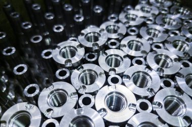 Parlak çelik parçaları yakın plan, ince cnc döndükten sonra uzun temiz çelik çubuklar