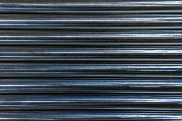 Astratto sfondo industriale di barre tornite cnc lucido con piatto lay orizzontale modello geometrico parallelo — Foto Stock