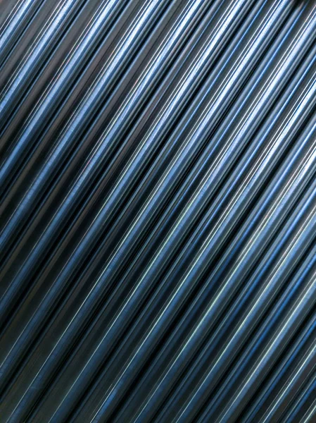Astratto sfondo industriale di molte barre tornite cnc lucido con disposizione piana composizione geometrica diagonale — Foto Stock