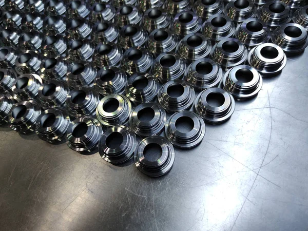 Fundo de peças de aço brilhante. Um lote de metal cnc torneamento produção colocada por linhas na superfície de ferro escovado plana . — Fotografia de Stock