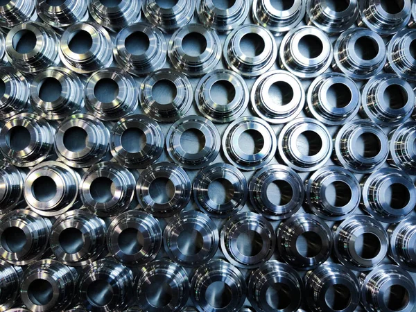 Um lote de metal brilhante cnc produção de peças aeroespaciais - close-up flat lay com foco seletivo para fundo industrial — Fotografia de Stock