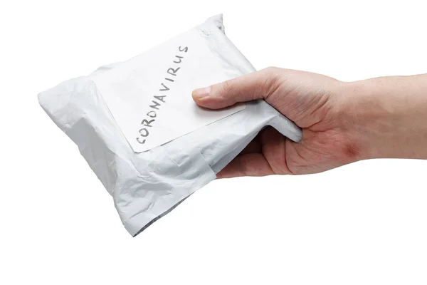 Una mano che dà piccolo pacchetto pacco dalla Cina con etichetta coronavirus su di esso isolato su sfondo bianco — Foto Stock