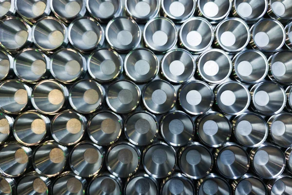 Un lotto di metallo lucido cnc produzione di parti aerospaziali close-up flat lay con attenzione selettiva per lo sfondo industriale — Foto Stock