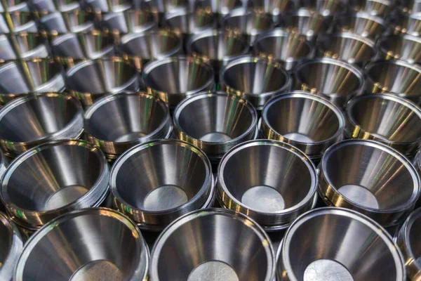 A batch of shiny steel parts. Regular industrial metal production pattern with selective focus. — 图库照片