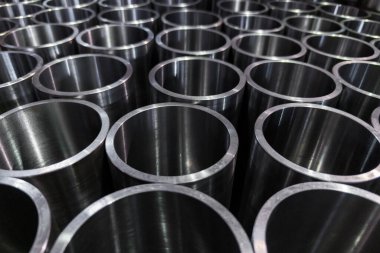 Koyu endüstriyel arka plan, cnc mekanik parlak çelik borular - seçici odak ve lens bulanıklığı teknolojisi