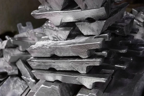 Брудний стек алюмінієвих злитків крупним планом з вибірковим фокусом — стокове фото