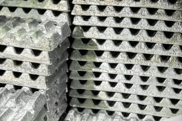 Stack of aluminium ingots - close-up dengan fokus selektif Stok Foto Bebas Royalti