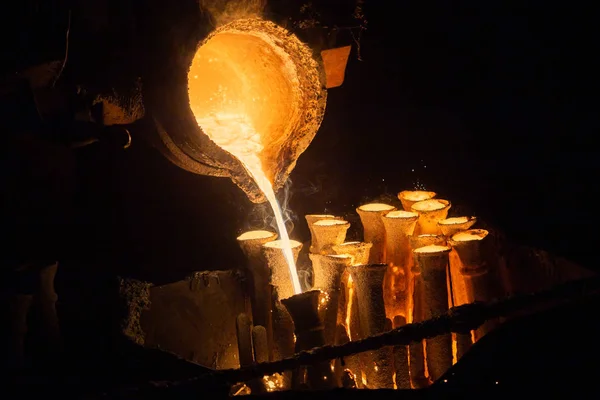 Industriellt förlorad vaxgjutning. Hällning för fyllning av keramiska skal med smält stål. — Stockfoto