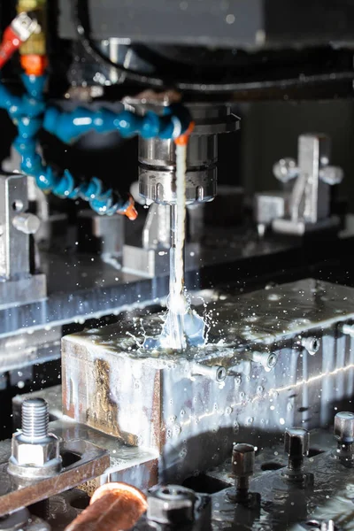 Ein Prozess des cnc-vertikalen Reibens mit flüssigem Kühlmittelfluss — Stockfoto