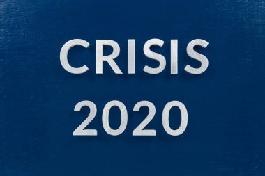 2020 krizi, borsa geçmişi için mavi yüzeye gümüş metal harflerle yazıldı.