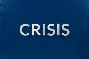 Kriz kelimesi, borsa geçmişi için mavi yüzeye gümüş metal harflerle yazıldı.