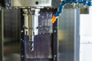 Islak karpit değirmeni ve kollet dikey cnc değirmen makinesine soğutucu ve hava için plastik hortum sistemi ile atılır.