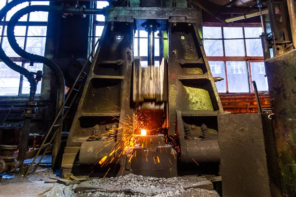 工場での古い作業蒸気ハンマー火花とホットスチールワークを鍛造 — ストック写真
