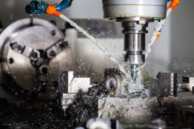 Harici su soğutucu akımları, sıçramalar ve bir sürü metal parçacıkları olan dikey cnc çelik fabrikası.