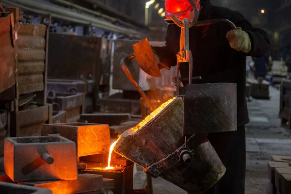 Industriële chill casting. Het proces van voor het invullen van vorm met gesmolten metaal. — Stockfoto