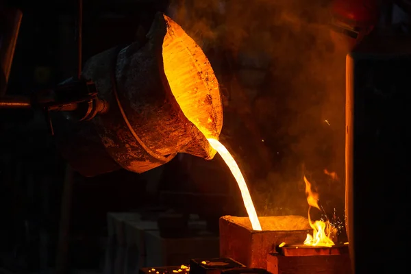 Vista de perto da fundição a frio industrial. O processo de preenchimento de molde com metal fundido. — Fotografia de Stock