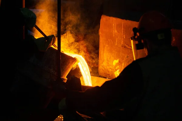 Vista de perto da fundição a frio industrial. O processo de preenchimento de molde com metal fundido. — Fotografia de Stock