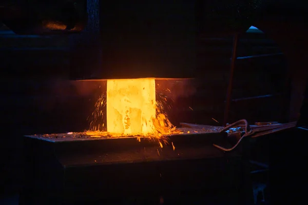 Imagem de close-up do processo de forjamento manual de aço quente com grande máquina de martelo mecânico — Fotografia de Stock