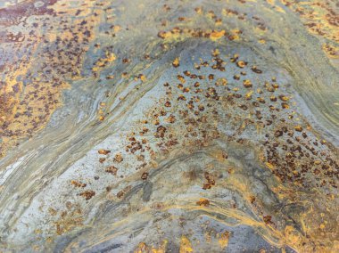 Paslı metal kaplama, seçici odaklı ve bulanık arka plan. Dalga benzeri pas deseni.