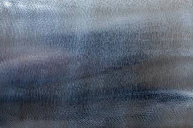 Düz, parlak çelik yüzeyin yakın çekim dokusu el ile kanat tekerleği açılı öğütücüyle temizlenmiş..