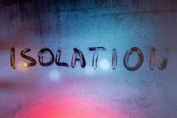 Słowo izolacja ręcznie napisane na mokrej szybie okna w nocy - zbliżenie pełny obraz ramki z selektywnym ostrością — Zdjęcie stockowe