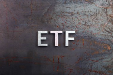 Kısaltma sözcüğü etf - Borsa Fonu - ham çelik yaprak üzerine gümüş harflerle bezenmiş düz kompozisyon