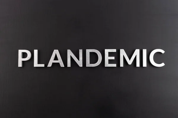 Plandemik Kelimesi Düz Siyah Arkaplan Üzerinde Gümüş Harflerle Resmin Merkezindeki — Stok fotoğraf