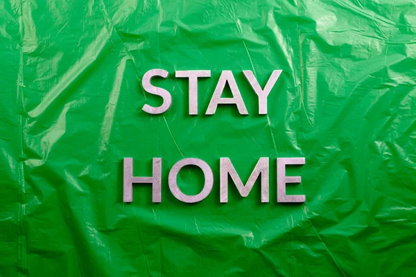 Слова Остаться Дома Выложенные Серебряными Металлическими Буквами Помятом Зеленом Пластиковом — стоковое фото
