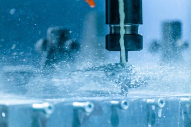 Sıvı soğutucu altında cnc sondaj yaparken karpit matkabının üzerine sarılı collet chuck ve swarf yakın çekim görüntüsü. Beslenme ve hız ayarlama problemi. Değirmen makinesi hata ayıklama sorunu.