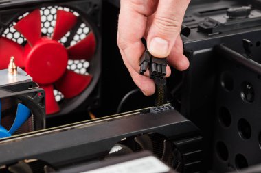 pc mühendisinin elinde 6 artı 2 pin video kartı güç bağlantısı var..