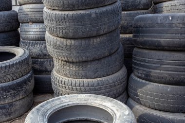 Kullanılmış küçük araba lastikleri yığını tam çerçeve arkaplan