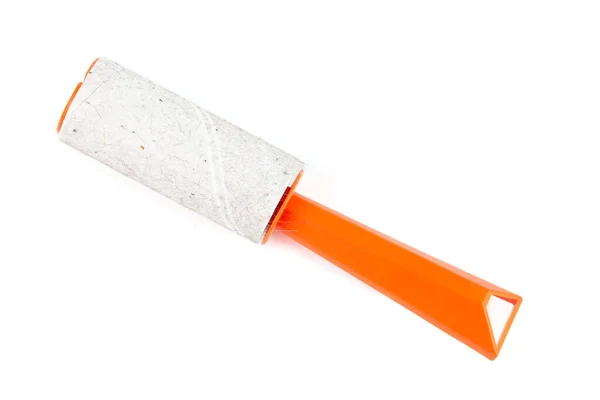 Használt narancs egyszer használatos ragadós tisztító görgő némi haj és szőrme elszigetelt fehér alapon — Stock Fotó