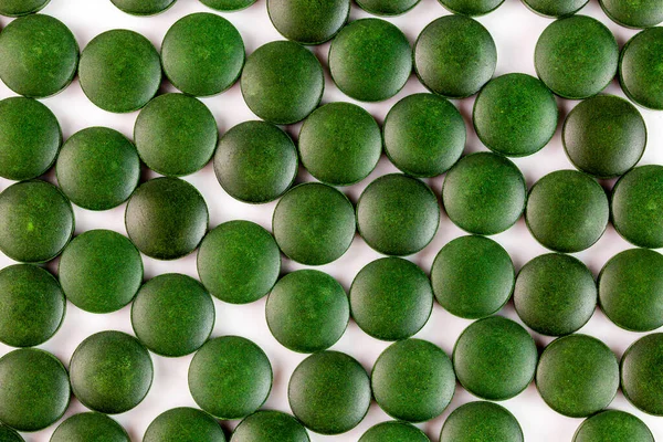 Muitos Comprimidos Espirulina Orgânica Verde Colocados Ramdomly Uma Camada Superfície — Fotografia de Stock