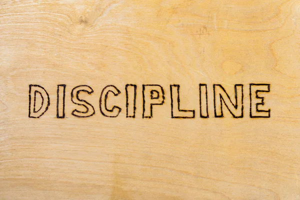 Das Wort Disziplin Von Hand Mit Dem Holzofen Auf Weißer — Stockfoto