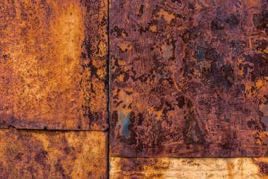 Paslı düz kompozit çivilenmiş metal levhalar yüzey arkaplanı ve dokusu.