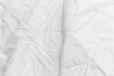 Seçici odak ve arkaplan bulanıklığına sahip beyaz kumaş battaniye yakın plan