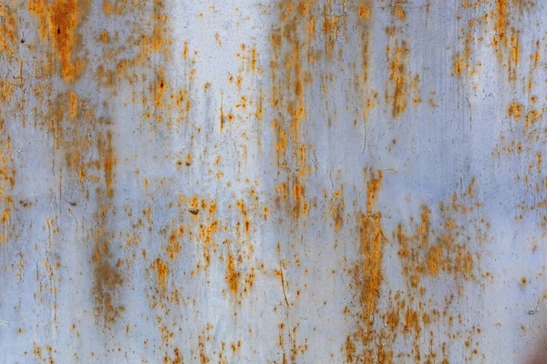 Fondo y textura de la superficie de chapa maciza plana oxidada con restos de pintura blanca y azul claro — Foto de Stock